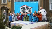 Das Team ist gekommen um Dennis und seinen Kindern zu helfen