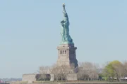 Seit 1886 begrüßt die Freiheitsstatue Einwanderer, Touristen und New Yorker. Viele Besucher wollen einen Blick aus der Krone wagen, doch nur der Hüter der Flame kennt den Ausblick vom höchsten Punkt der Freiheitsstatue ...
