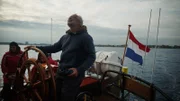 Dick und seine Frau Lotta haben sich mit dem Kauf der rund 130 Jahre alten „De Albertha“ einen Lebenstraum erfüllt und es dürfen auf dem 1891 in den Niederlanden gebauten Schiff auch die 14 Passagiere mit anpacken.