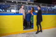 Arzu Ritter (Arzu Bazman, 2.v.re.) ist mit ihren beiden Söhnen Oskar (Leonard Scholz, 2.v.li.) und Max (Ben Grünberg, 2.v.re.) bei einem Schnuppertraining in der Eiskunstlaufhalle. Doch dort findet an dem Tag ein ganz normales Training statt. Die Trainerin Jutta Dietze (Judith Rosmair, re.) lädt die drei aber zum Zuschauen ein. Als Juttas Tochter Solveig (Linda Stockfleth, li.) endlich zum Training erscheint, wird Jutta plötzlich zur echten Eiskunstlauf-Mutter.