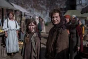 Für Jannik Mannheimer (Constantin Keller, 4.v.r.) ist es eine unheimliche Erfahrung, als er erlebt, was sich im Jahr 1284 in Hameln zugetragen hat. Greta (Nora Püttmann, 2.v.l.) begleitet ihn.