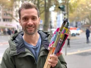 Feuerwerk gehört für viele zu Silvester wie Sekt und Raclette. Nach zwei Pandemie-Jahren mit Verkaufsverbot für Raketen, Böller und Co. darf das neue Jahr jetzt wieder mit einem Knall begrüßt werden. Was Feuerwerksfans und vor allem die finanziell gebeutelten Hersteller freut, kritisieren andere wegen Verletzungsgefahr, Feinstaubbelastung und Müll. Geht Feuerwerk auch umweltfreundlicher, werden Raketen und Co. jetzt teurer und können Drohnenflugshows eine Alternative sein? Daniel Aßmann beleuchtet in "Ausgerechnet -Feuerwerk" beide Seiten. Er besucht u.a. Deutschlands größten Hersteller für Pyrotechnik und erfährt, was zwei Jahre Stillstand für die Branche bedeutet haben.
