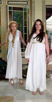 Leo verleiht den Mächtigen Drei die Kraft und Macht von drei Göttinnen, trotz des Risikos, dass sie ihren Kräften verfallen: Phoebe (Alyssa Milano, l.) wird die Göttin der Liebe, Piper (Holly Marie Combs, r.) die Göttin der Erde und Paige bekommt die Macht über den Krieg.