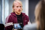 Der einsitzende Serienmörder Tom Kerr (Odin Waage) gibt sich im Interview umgänglich.