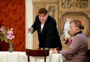 Prost Omma Sofie! Butler Jakob (Thomas Rech) schlüpft am 90. Geburtstag der alten Dame (Silke Volkner) unter anderem in die Rolle von Hans-Werner Höttges, den stets zum Flirt aufgelegten Gründungsvorsitzenden des Taubenvereins Wanne-Eickel.