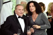 Immobilienmaklerin Jenny Winter (Barbara Wussow, r.) hat Bürgermeister Wöller (Fritz Wepper, l.) überredet, bei einem Gala-Dinner Kontakte zu potentiellen Luxus-Bunker-Investoren zu knüpfen.