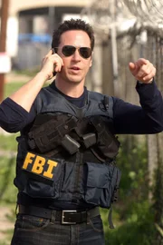 Don Eppes (Rob Morrow) gibt den Befehl, das Haus in dem sich die Bauteile für Bomben befinden, zu stürmen ...