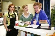 Theresa (Anja Thiemann) beobachtet eifersüchtig, dass Judith (Maike Jüttendonk) und Luis (Daniel Roesner) durch ihr Studium gemeinsame Themen haben, zu denen sie nichts sagen kann.