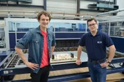 Julian (li.) gemeinsam mit Laser-Spezialist Marius im Laser Zentrum Hannover.
