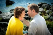 Die Jugendliebe zwischen Linda (Sophie Melbinger) und Tomas (Jan Hartmann) flammt wieder auf, und die beiden kommen sich zaghaft näher. Nur leider gibt es einen Haken an der Sache: Beide sind eigentlich in festen Beziehungen.