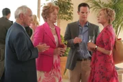 Natalie (Traylor Howard) ist in Begleitung von Lt. Disher (Jason Gray-Stanford, 2.v.re.) zu der Hochzeit ihres Bruders gekommen. Sie werden von Natalies Eltern (li. Robert P. Benedict, 2.v.li. Holland Taylor) begrüsst, mit denen sie sich nicht sehr gut versteht.