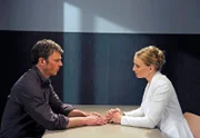 Bente (Nela Schmitz, r.) verspricht Vincent (Stefan Feddersen-Clausen, l.), alles zu tun um ihn aus dem Gefängnis zu holen.