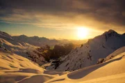 Sonnenunterganstimmung bei der letzten Abfahrt ins Tal am Flexen. Blick ins Klostertal