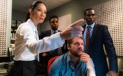 L-R: Watson (Lucy Liu) und das NYPD (Jon Michael Hill, hinten; Zachary Knighton, vorne; Curtiss Cook) suchen nach einer vermissten Frau, die offenbar entführt wurde. Aber nichts ist, wie es scheint ...