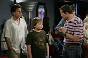 Bei einem gemeinsamen Ausflug mit Charlie (Charlie Sheen, l.) und Jake (Angus T. Jones, M.) versucht sich Alan (Jon Cryer, r.) ganz geschickt vor dem Bezahlen zu drücken ...