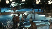 Eine unterhaltsame Reise in das Berlin der 60er, 70er und 80er Jahre. Vom beliebten Centrum Warenhaus am Ostbahnhof bis zum fröhlichen Mitternachtsschwimmen im SEZ (Foto). Erinnerungen an den Friedrichshain wie er einmal war.