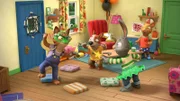 Pip und Posy haben für Frankie eine extra gruselige Verkleidung gebastelt. Jetzt ist Frankie wirklich "Frankie Frankenstein".