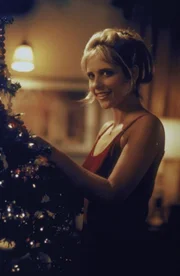 Buffy (Sarah Michelle Gellar) schmückt mit viel Hingabe den Weihnachtsbaum und hofft, dass es ein schönes Fest wird ...