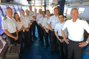 Auf See Richtung Bremerhaven: Gruppenfoto der Offiziere auf der Brücke.