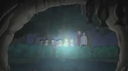 Conni und ihre Freunde Simon und Anna halten den Atem an, als sie bei der Nachtwanderung mit ihrer Kindergartengruppe Fledermäuse in einer Höhle entdecken.