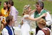 Caro verabschiedet sich von ihrem Vater, der zurück zu seiner kranken Frau muss. Von links: Ludwig Brunner (Martin Wenzl), Caro Brunner (Teresa Rizos), Jürgen Wiesmüller (Michael Schanze) und Burg Ertl (Pippi Söllner).