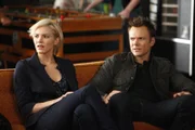 Pierce bekommt Besuch von seiner Stieftochter Amber (Katharine McPhee, l.) und ist sehr bemüht, sich bei ihr von seiner besten Seite zu zeigen. Damit dies auch wirklich gelingt, bittet er Jeff (Joel McHale, r.) um Hilfe ...