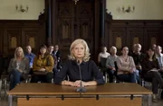 Isa von Brede (Sabine Postel) in der Rolle der Angeklagten. Ihr Bruder Egin versucht ihr einen Mord anzuhängen.
