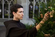 Im Klostergarten wird Nele auf den jungen Mönch Max (Valentia Repetto) aufmerksam. Er ist als Mönch auf Zeit im Kloster Oberzell.