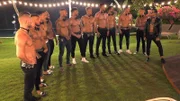 Die Single Männer machen sich bereit für eine ganz besondere Tanzeinlage. V.l.: Bastian, Eugen, Florian, Fatih, Diogo, Dominik, Julien, Dennis, Mike, Max, David und Filippo.