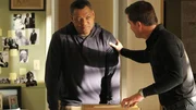 Nick (George Eads, re.) versichert Ray Langston (Laurence Fishburne) seine Loyalität, obwohl der CSI-Ermittler in den Verdacht geraten ist, mit dem Serienmörder Dr. Jekyll zusammenzuarbeiten.