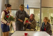 Während Danni (Annette Frier, r.) nicht damit zurechtkommt, dass ihre Mutter (Judy Winter, 2.v.l.) nach 30 Jahren wieder vor ihr steht, sind Kurt (Axel Siefer, 2.v.r.) und Bea (Nadja Becker, l.) sehr angetan von Ruth.