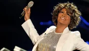 WDR5 ZEITZEICHEN, "Der Geburtstag der Sängerin Whitney Houston". Sie war "Americas Sweetheart". Eine strahlend schöne Soul-Diva mit der Aura des netten Mädchens von nebenan. Whitney Houston gilt als eine der größten Sängerinnen aller Zeiten.