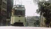 Erinnerungen an die 60er, 70er und 80er Jahre im alten Stadtbezirk Mitte. Ostberlin ist stolz auf seine schicke Seite mit Alexanderplatz, Unter den Linden und Friedrichstraße. In den Straßen dahinter sieht es aber oft anders aus. Im Scheunenviertel bröckelt der Putz. - Straßenbahn in der Veteranenstraße.