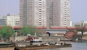 Erinnerungen an die 60er, 70er und 80er Jahre im alten Stadtbezirk Mitte. Ostberlin ist stolz auf seine schicke Seite mit Alexanderplatz, Unter den Linden und Friedrichstraße. In den Straßen dahinter sieht es aber oft anders aus. Im Scheunenviertel bröckelt der Putz. - Jannowitzbrücke.