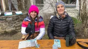 Anna (l.) und Angelika (r.) machen bei der "Stunde der Wintervögel" mit. Das ist eine große Vogelzählaktion von LBV und NABU.