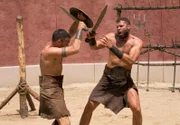 Spartacus (Joseph Millson, l.) und Crixus (Adam Basil)