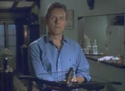 Giles (Anthony Stewart Head) wappnet sich gegen einen Angriff der mysteriösen Wesen aus der Unterwelt.