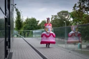 Rosa (Karlotta Hasselbach) scheint ihrem Ziel, auf die Party des Insidermoduls zu gehen, sehr nahe.