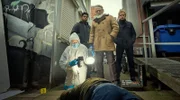 Ist er gefallen oder wurde er gestoßen? Hendrik Davie (Darrell D'Silva, Mitte), Kommissar Piet van der Valk (Marc Warren, re.) und Eddie Suleman (Azan Ahmed, li. hinten) rätseln am Todesort von Tycho Bos (Kiefer Zwart, unten).
