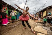 Elsy Aroga ist eine junge Ballettschülerin aus Kibera, einem der größten Slums Nairobis. Durch ihren Tanz hofft sie, dem Elend ihrer Heimat zu entkommen.