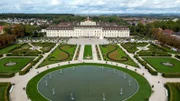 Das Residenzschloss Ludwigsburg beherbergt auch das Modemuseum des Landesmuseums Württemberg. Haben Kaiser und Königinnen ihre Kleider wirklich nur einmal getragen?