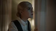 Lou Simms (Kiernan Shipka)