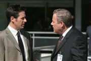 Um Licht ins Dunkle zu bekommen, befragt Don (Rob Morrow, l.) Peter Houseman (John Heard, r.) ...