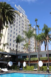 Das berühmte Roosevelt Hotel, das nach dem 26. amerikanischen Präsidenten Theodore Roosevelt benannt wurde, ist eine Art Wahrzeichen des Hollywood Boulevards. Darüber hinaus bietet der bekannte Boulevard in L.A. aber noch weitere glamouröse Attraktionen und sogar einige mysteriöse Geheimnisse ...