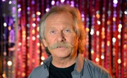 Sie waren freizügig, wild und bunt - die 70er Jahre. Und dieses besondere Lebensgefühl spiegelt sich auch in den großen Musik-Hits von damals wider, die uns über die Jahrzehnte bis heute begleitet haben. Evergreens von ABBAs "Dancing Queen" über "Ma Baker" von Boney M. und den Udo Lindenberg-Klassiker "Andrea Doria" bis hin zu bekannten Schlagern à la "Immer wieder sonntags" von Cindy und Bert oder liedgewordene Provokationen wie "Bobby Brown" vom "Enfant terrible" der 70er Jahre, Frank Zappa - hier sind alle Hits vertreten. Eine Reise durch ein Jahrzehnt des gesellschaftlichen wie musikalischen Umbruchs und Neuanfangs - von Disco über Schlager bis hin zu Rock und den Anfängen elektronischer Musik. Mit kompetenten Reiseleitern u.a. mit Henning Krautmacher (Foto)