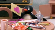 Pingu ist entzückt über die Valentinskarte von seiner Freundin Pingi.
