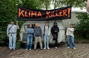 Von den Aktivisten der Klimakiller-Killer überschreitet vor allem Fenja (Emma Forchel, 3.v.l.) legale Grenzen, was Gründerin Lilly (Sira-Anna Faal, 2.v.l., mit Komparsen) missfällt.