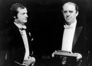 Stockholm, 10.12.1972: der schwedische Kronprinz Carl Gustaf (l.) überreichte dem Kölner Schriftsteller Heinrich Böll (r.) den Literaturnobelpreis.