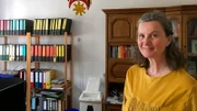 Christina Kampf ist Gemeindediakonin. Tag und Nacht kurvt sie mit ihrem kleinen blauen Wagen über die Landstraßen im südlichen Brandenburg. Im Gepäck ein Beamer für Kinoabende, ein Taufbecken und viel Energie.