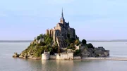 Weithin sichtbar ragt die Klosterinsel Mont-Saint-Michel aus dem Meer im &Auml;rmelkanal.